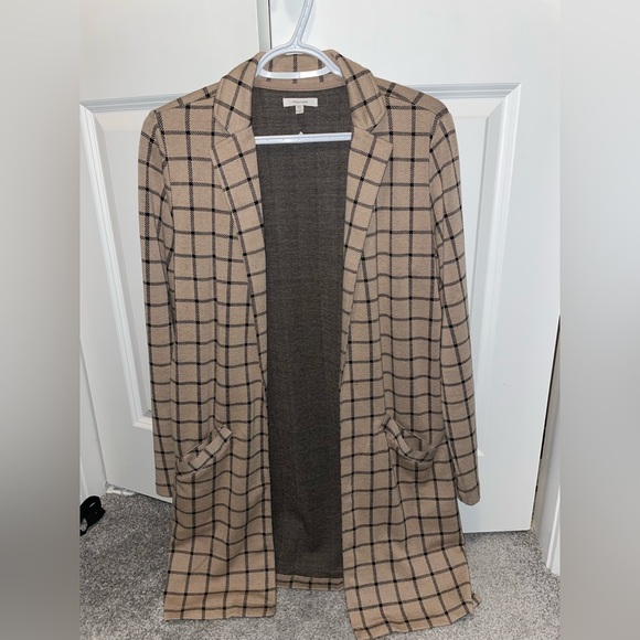 pretty and lightweight cover up for those more professional outfits - Picture 1 of 2